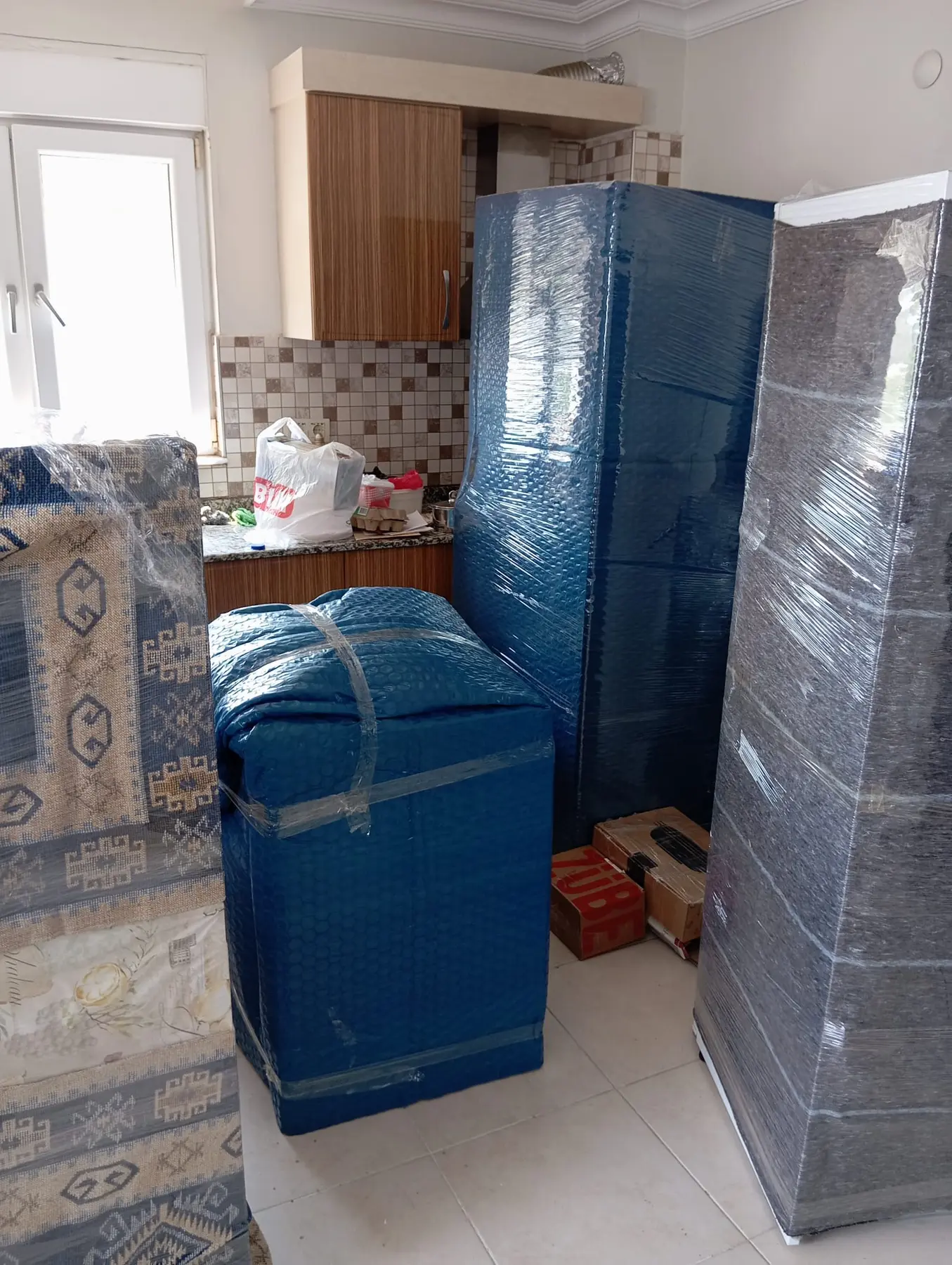 Ev eşyalarının güvenli paketlenmesi